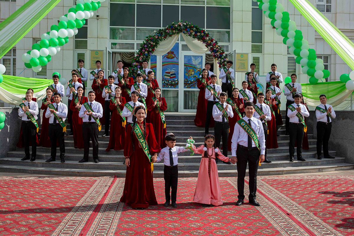 В школах Туркменистана прошли торжества по случаю «Последнего звонка»